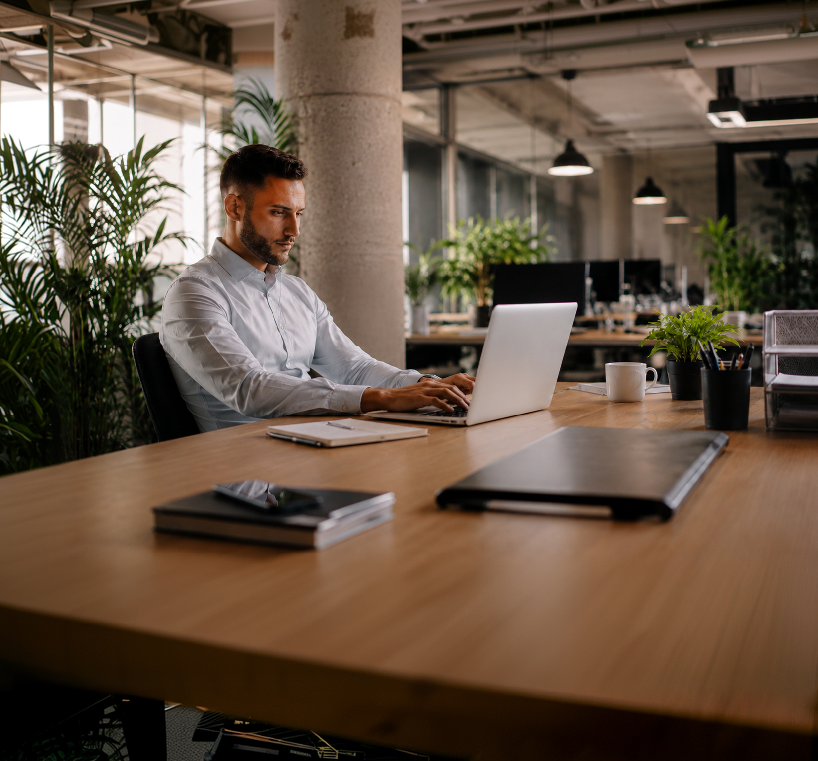 Consultant au travail dans un espace de bureau contemporain
